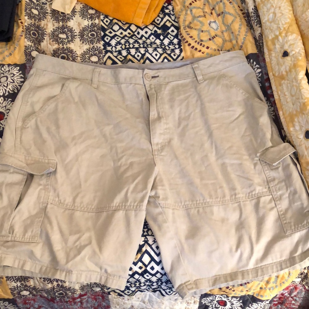Men’s cargo shorts size 40 Tan, like new.